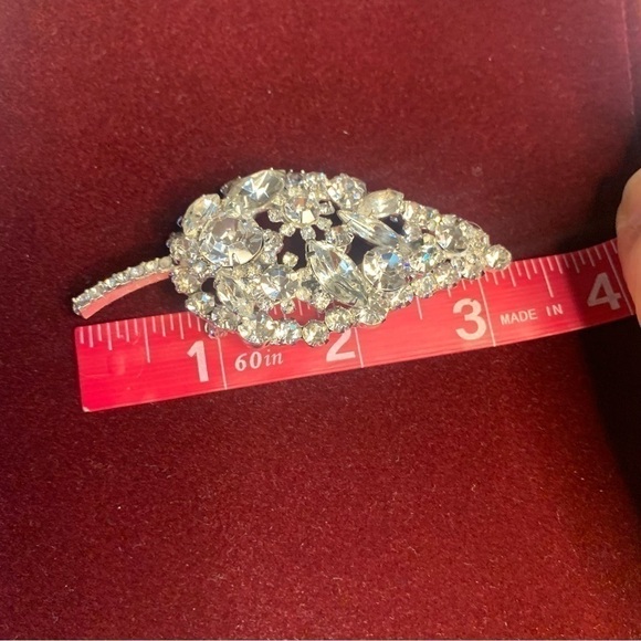 Vintage Leaf Rhinestone Brooch. - Picture 4 of 4